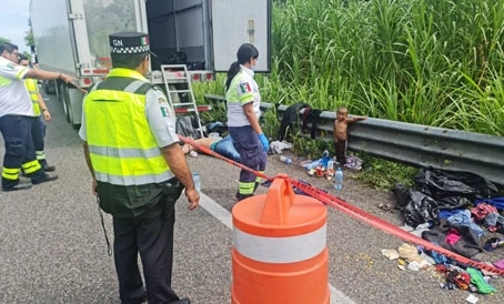 El vehículo, que transportaba unos cien centroamericanos, entre ellos un niño de dos años, fue abandonado sobre la carretera Las Choapas-Ocozocoautla, en el sur de Veracruz. Foto ‘La Jornada’