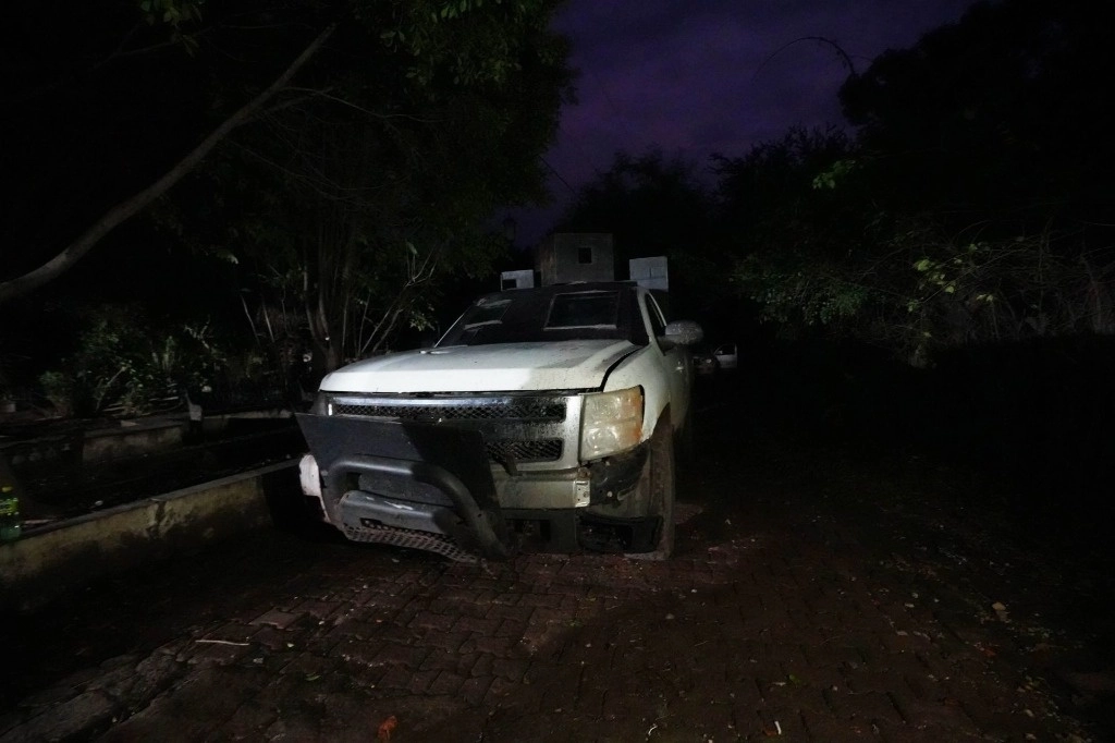 Camiones "Monstruos, como se les conoce a los vehículos blindados artesanalmente que son usados por los distintos grupos del crimen organizado, quienes se disputan del control del territorio del estado de Michoacán. Foto Cuartoscuro 