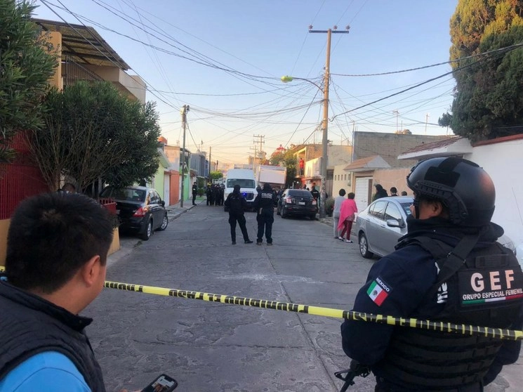 Los tres cuerpos fueron abandonados en la colonia Ciudad  Azteca, del municipio mexiquense de Ecatepec. Foto La Jornada