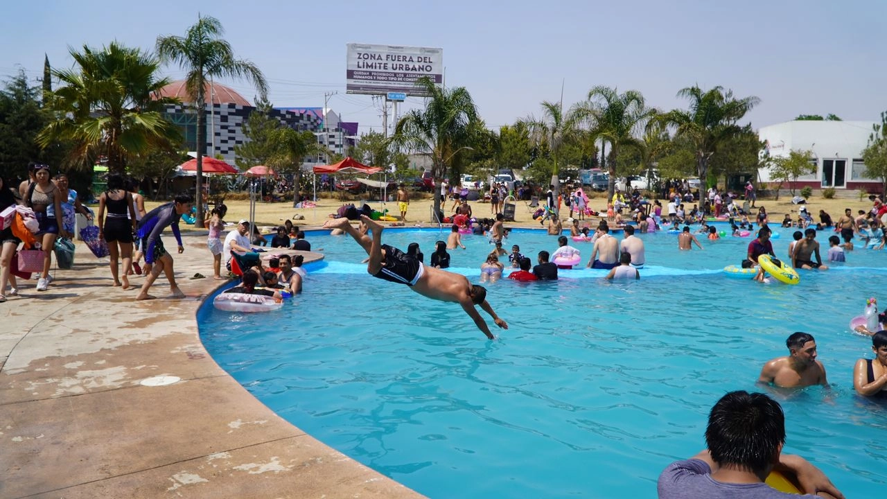 La entrada es gratuita, salvo el acceso a las albercas. Los adultos desembolsan 50 pesos y los niños 25. No obstante, se establecieron dos horarios para evitar conglomeraciones. Foto
