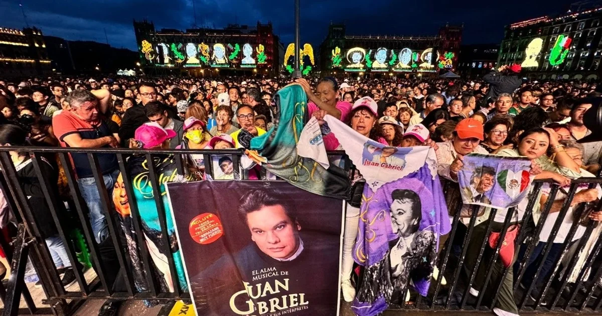 Abarrotan el Zócalo para disfrutar del concierto de Juan Gabriel - La Jornada