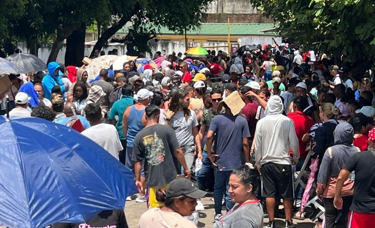 Unos cinco mil migrantes, el doble de los últimos días, se apostaron afuera de la Comisión Mexicana de Ayuda a Refugiados en Tapachula, Chiapas, en busca de iniciar trámites, el 20 de septiembre de 2023. Foto Édgar H. Clemente