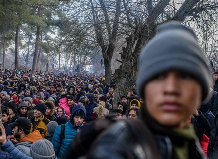 Unas 13 mil personas comenzaron a reunirse en los cruces, luego de que el gobierno turco declaró que sus fronteras occidentales estaban abiertas a unos 100 mil migrantes que esperan en su territorio para avanzar hacia la Unión Europea. Foto Afp