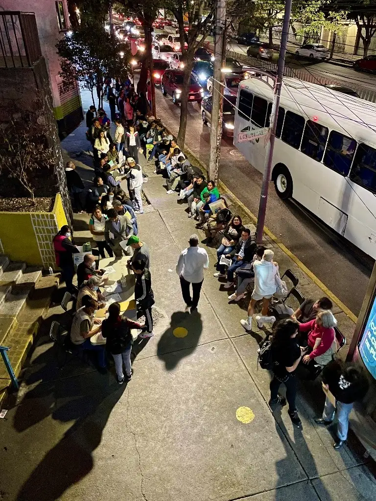 Inmensas filas se observaron desde el amanecer hasta la medianoche de ayer durante el último día para tramitar la credencial de elector. En un recorrido por módulos de la Ciudad de México la situación fue similar: ciudadanos que estuvieron formados en promedio de 5 a 6 horas. Incluso hubo personas que vendieron el lugar entre 500 y 700 pesos. El Registro Nacional de Electores informó que del 4 de noviembre pasado al 22 de enero realizaron 625 mil trámites. Foto Roberto García Ortiz



