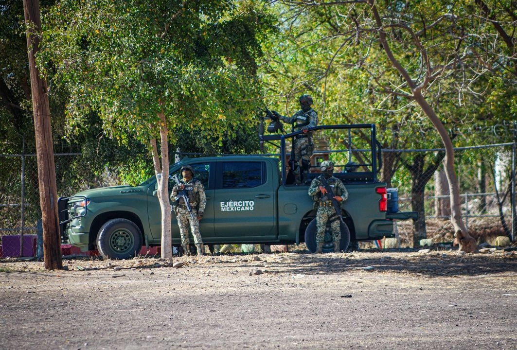 La refriega se desató el fin de semana cuando los pistoleros dispararon contra los soldados quienes les marcaron el alto en la vialidad ubicada en inmediaciones de la población de La Urraca, pero ignoraron la orden e inició una persecución. 