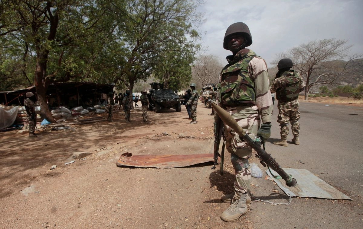 Soldados nigerianos vigilan un puesto de control en Gwoza, Nigeria.