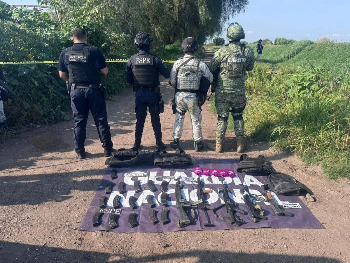 Los presuntos criminales tenían en su poder cinco armas largas, 15 cargadores, 30 ponchallantas, 200 dosis de marihuana, cuatro chalecos balísticos, 19 cartuchos 5.56 X 45mm y 232 cartuchos 7.62 X 39 mm.

