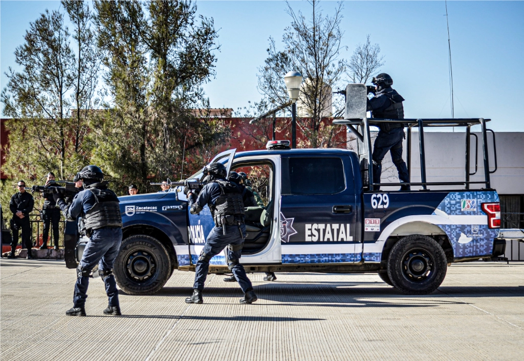 De acuerdo con pobladores, el enfrentamiento entre delincuentes y policías comenzó alrededor de las 03:00 horas, cuando un comando armado incursionó en un domicilio de la calle Hacienda del Molino, realizando disparos de arma de fuego, para privar de la libertad a una persona, para luego emprender la huida. Foto @SSP_Zac