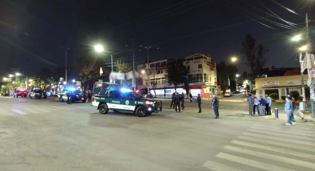 Los jóvenes de 20, 18 y 17 años de edad discutieron con ellos, posteriormente se retiraron y siguieron conviviendo en la calle de San Eleuterio Martínez, lo que aprovecharon los tripulantes del vehículo para dispararles y darse a la fuga. Foto @Alcaldia_Coy 