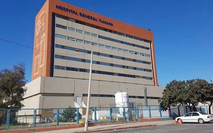 La víctima era atendida por lesiones en el brazo derecho, abdomen y rodilla derecha, en el Hospital General de Tijuana, donde le dispararon en la cabeza. Foto 