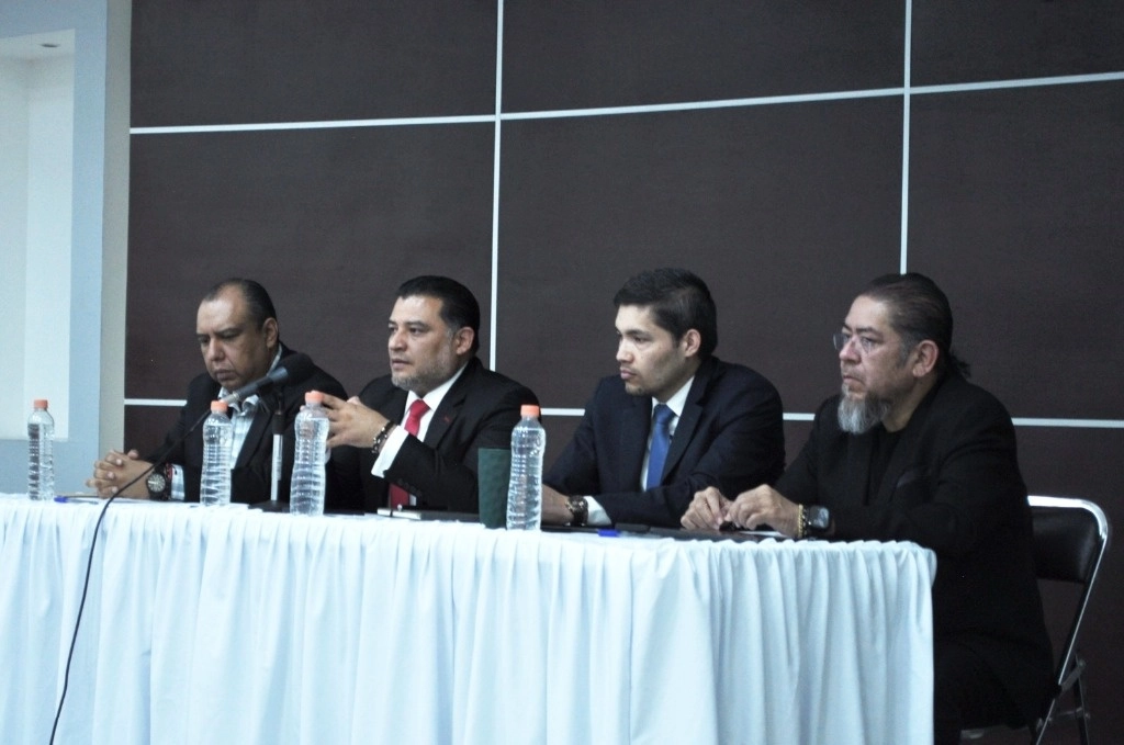 El Fiscal Joaquín Méndez (segundo de izquierda a derecha) acudió a la zona y ahí confirmó el deceso de seis personas. Foto Fiscalía del Estado de Jalisco