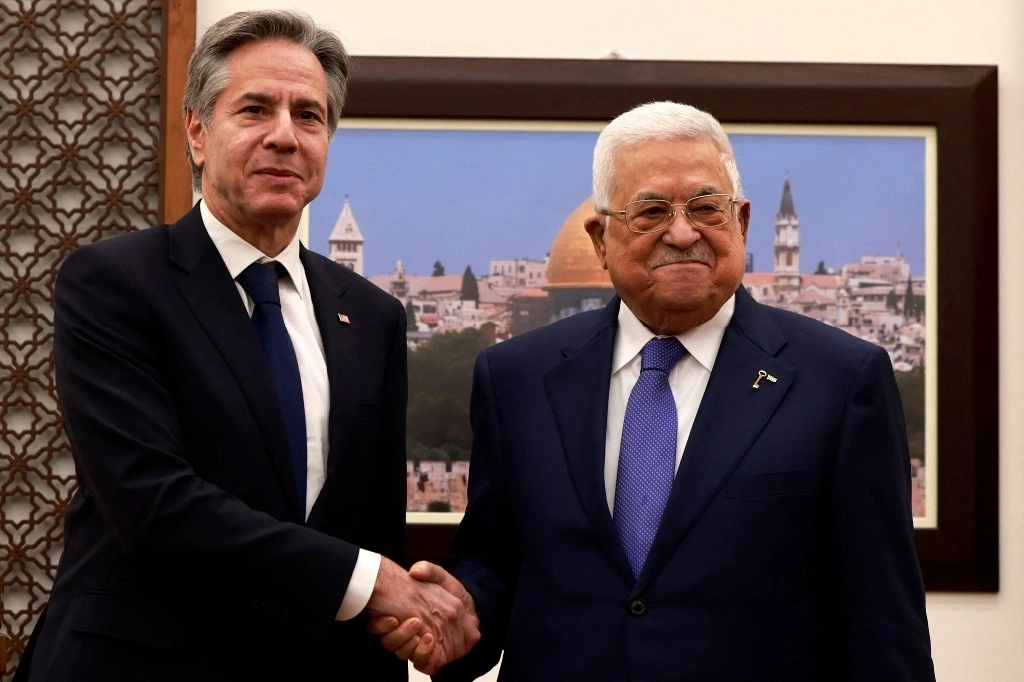 El jefe de la diplomacia estadunidense, Antony Blinken, se reunió con el presidente de la Autoridad Palestina, Mahmoud Abbas, en la Cisjordania ocupada, el 10 de enero de 2024. Foto Afp 