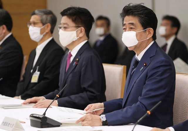 El primer ministro japonés Shinzo Abe anunció el levantamiento del estado de urgencia en tres regiones del oeste del país. Foto Afp 