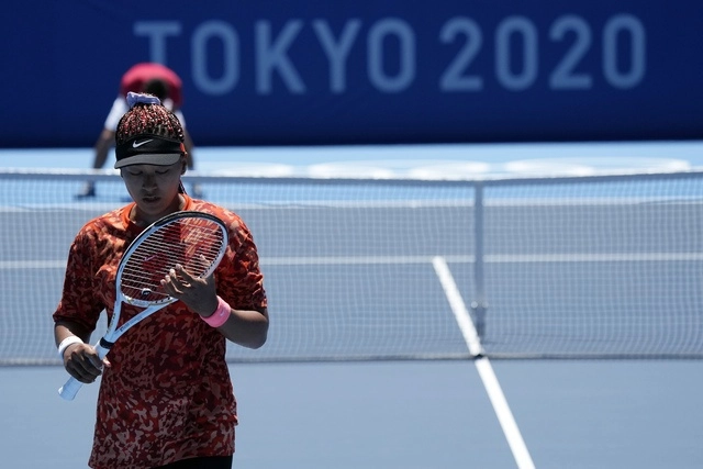 Naomi Osaka, durante una práctica previa a su participación en los Juegos Olímpicos de Tokio. Foto Ap