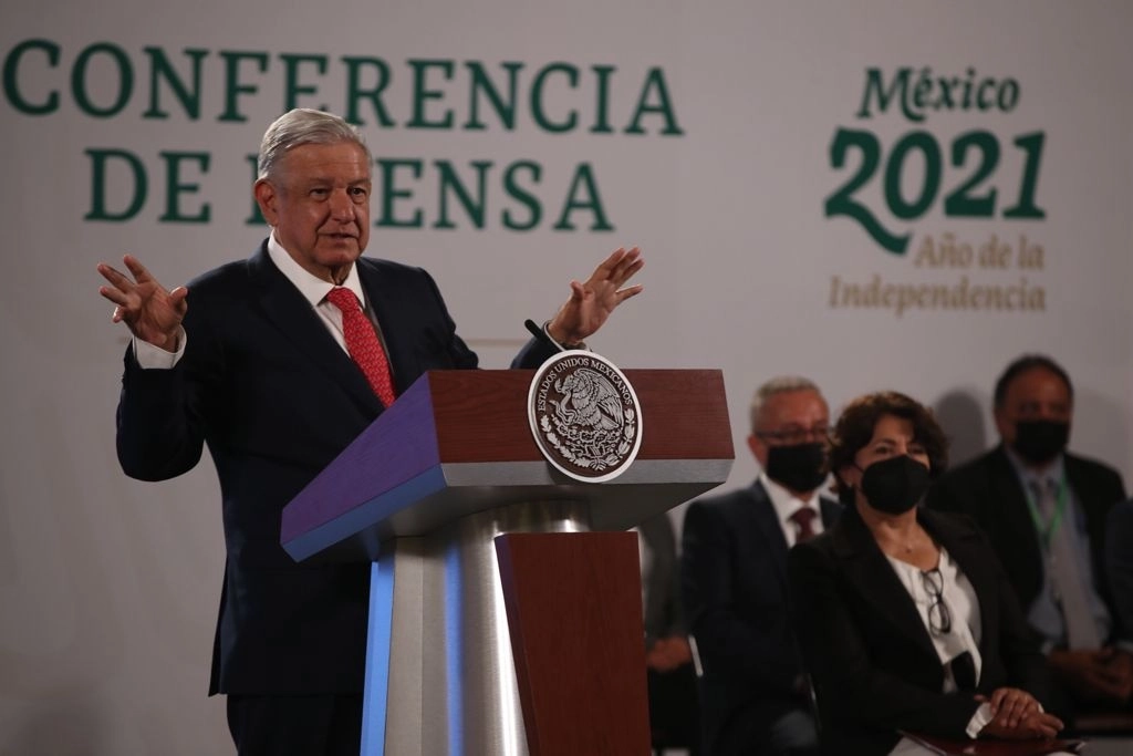 En su conferencia de prensa el presidente López Obrador reiteró que no dejará de exigir repuesta de EU de porqué su embajada en México continúa entregando dinero a un grupo opositor. Foto José Antonio López