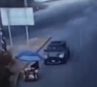 Jorge Claudio fue atropellado por el conductor de un auto Mini Cooper color negro. Foto Captura de pantalla de un video difundido en redes sociales