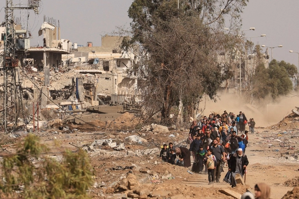 Palestinos huyen del distrito de Zeitoun, en las afueras del sur de la ciudad de Gaza, el 26 de noviembre de 2023. Foto Afp