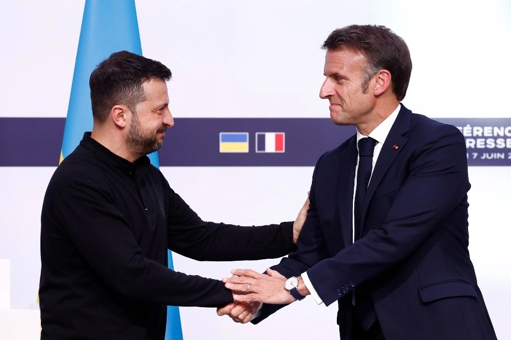 El presidente francés, Emmanuel Macron y su par ucranio, Volodymir Zelensky, en una conferencia de prensa en París. Foto Ap