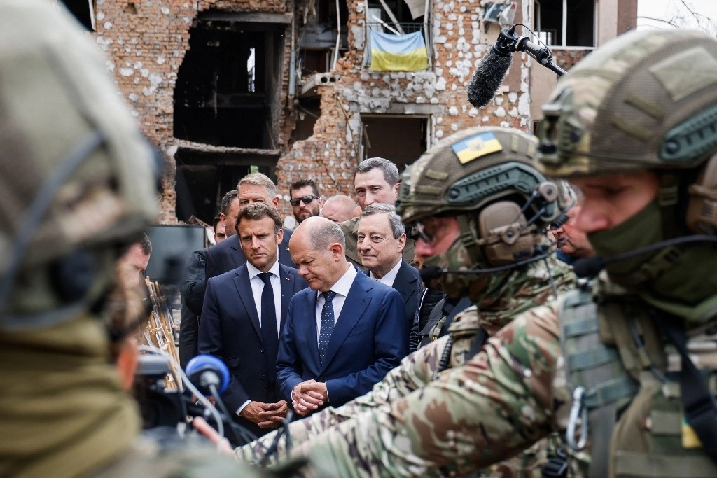 El presidente francés Emmanuel Macron, el canciller alemán Olaf Scholz y el primer ministro italiano Mario Draghi durante una visita en Irpin, Ucrania. Foto Afp /Archivo