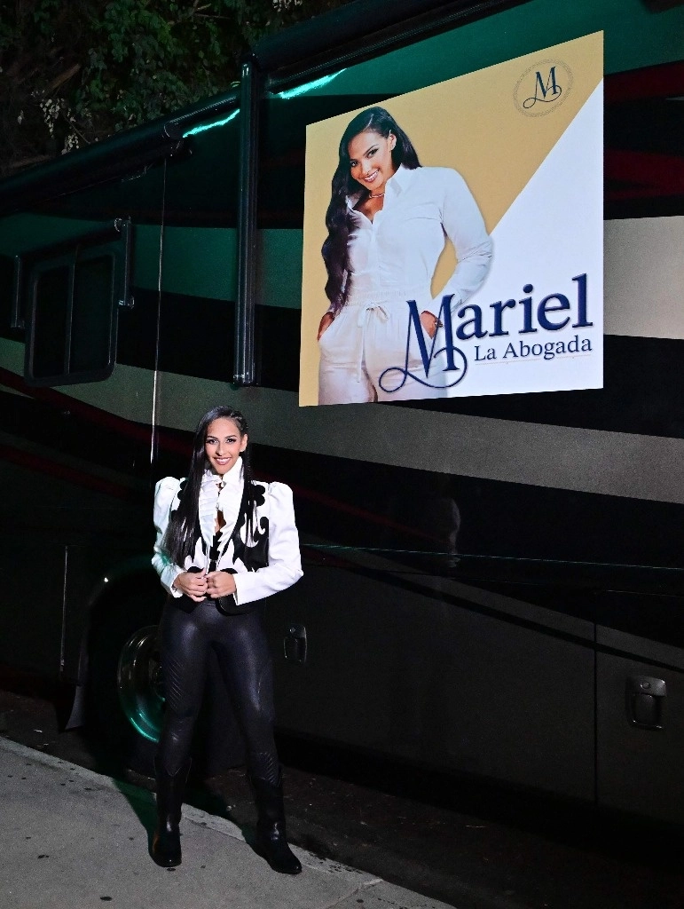 La abogada Mariel Colón Miró, que cuenta entre sus clientes con el poderoso narcotraficante Joaquín "Chapo" Guzmán, está lanzando una carrera como cantante ranchera. Foto Afp