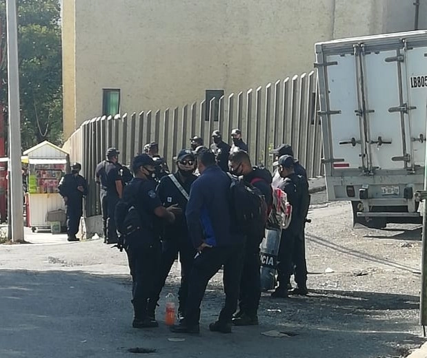 Policías afuera del Penal de Barrientos, donde se encuentra Hugo N. Foto La Jornada