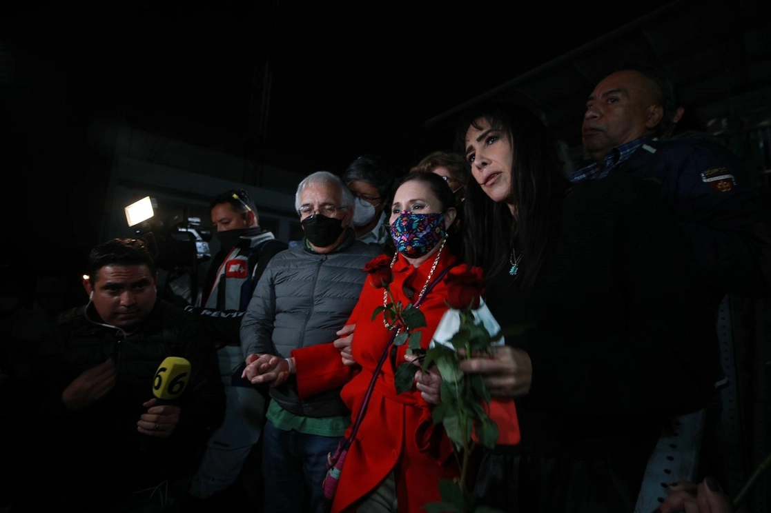 Rosario Robles salió ayer del penal de Santa Martha Acatitla. Foto Alfredo Domínguez