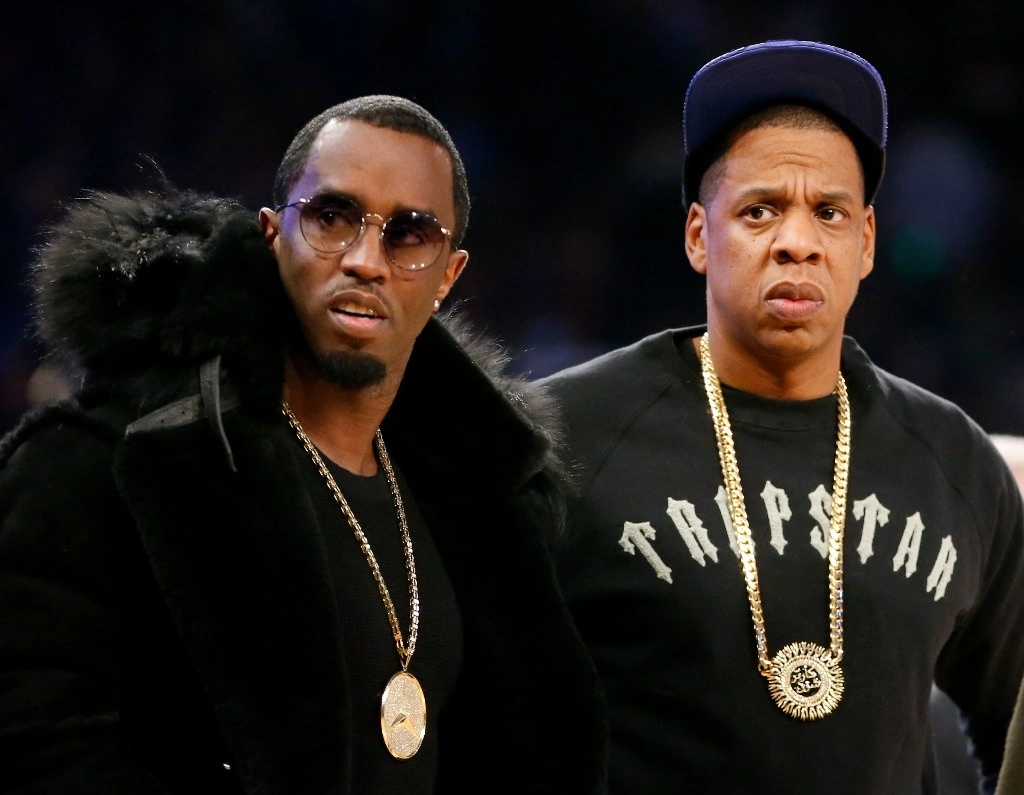 Sean 'Diddy' Combs (izquierda) y Jay-Z, son acusados de agresión sexual en contra de una menor de 13 años, supuestamente ocurrida en el año 2000. Foto Ap