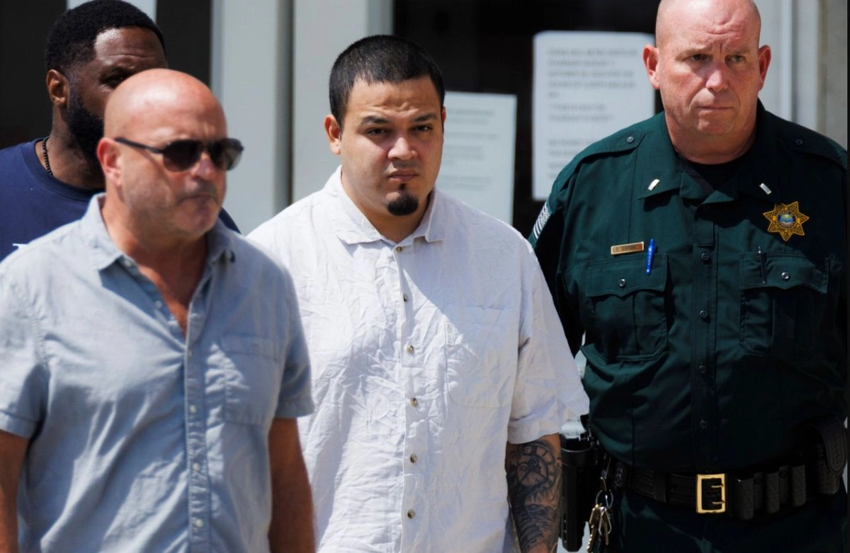 Kilmar Abrego García, en el centro, sale de la cárcel del condado de Putnam, en Cookeville, Tennessee, el 22 de agosto de 2025,
