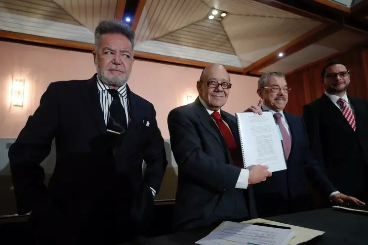 José Monroy Zomias ex consejero y ex catedrático universitario, Alejandro Romano representante legal de la ministra Esquivel Mossa; Eduardo Andrade especialista en legislación universitaria y el equipo de la ministra Yasmín Esquivel. Foto Cristina Rodríguez
