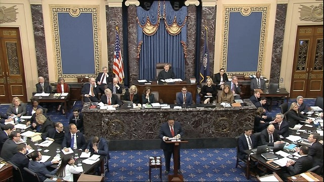 El abogado personal del presidente Donald Trump, Jay Sekulow, presenta ante el Senado sus argumentos de defensa en el juicio para la destitución del presidente de Estados Unidos. Foto Televisión del Senado vía Ap
