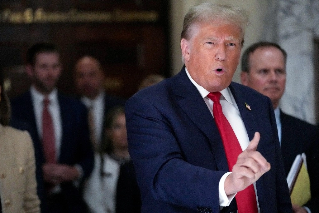El ex presidente de Estados Unidos, Donald Trump, sale de la sala del tribunal durante una pausa en su juicio civil por fraude empresarial, en Nueva York, el 4 de octubre de 2023. Foto Ap