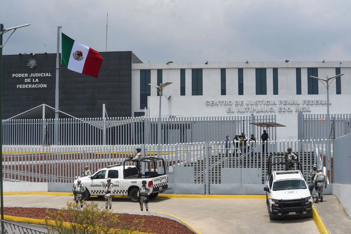 En la actualidad el contralmirante Fernando Farías es considerado prófugo de la justicia mexicana, luego de que los primeros días de septiembre, 14 integrantes de la red de corrupción que involucra a altos mandos de la Semar —entre ellos el vicealmirante Manuel Roberto Farías Laguna—, representantes de empresas aduaneras y funcionarios de Aduanas, fueron detenidos y  sujetos a proceso penal por los delitos de delito de delincuencia organizada e ilícitos en materia de hidrocarburos.