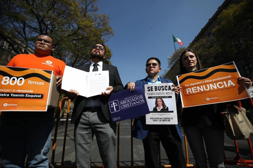 Integrantes de la Asociación de Abogados Cristianos presentó una denuncia ante la SCJN en contra de la ministra Yasmín Esquivel Mossa por violentar la Constitución y por diversas disposiciones administrativas en el máximo recinto judicial, en la Ciudad de México, el 20 de enero de 2023.  Foto Yazmín Ortega Cortés