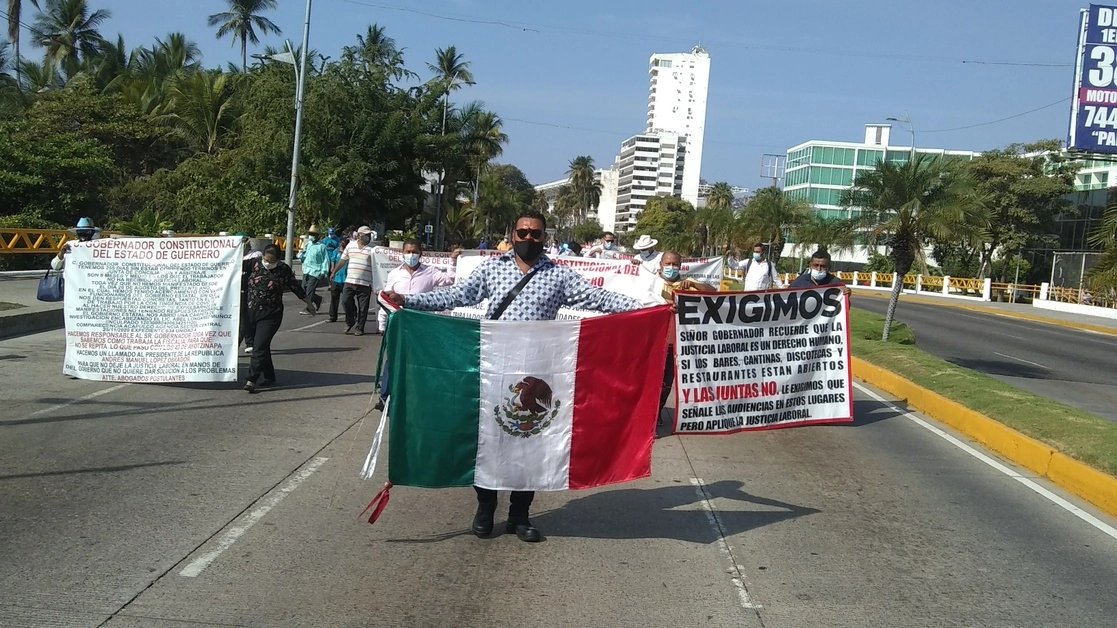 Abogados laboristas pertenecientes a diferentes organizaciones bloquearon la avenida Costera, en su intersección con la avenida Wilfrido Massieu, para exigir al gobierno estatal la reapertura de las oficinas de la Junta Local de Conciliación y Arbitraje, el 23 de febrero de 2021. Foto Héctor Briseño