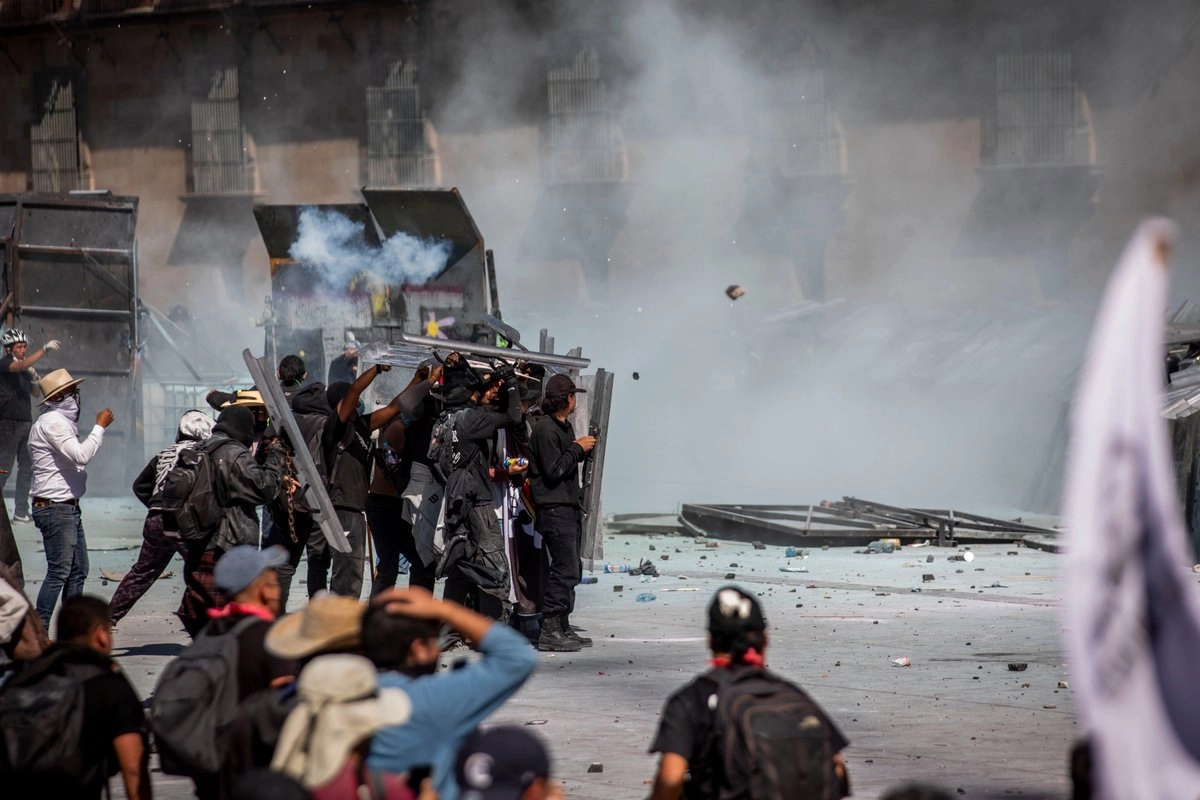 Miembros del bloque negro, quienes suelen causar destrozos y violencia en las manifestaciones de la CDMX. Imagen de la protesta autodenominada Generación Z, el pasado 19 de noviembre. Foto