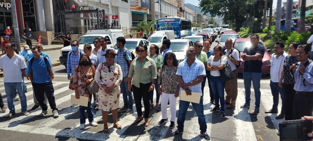 Abogados laboristas de Acapulco durante la protesta. Foto Héctor Briseño