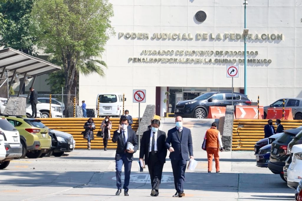 Los abogados de Ricardo Anaya, encabezados por Eduardo Aguilar Sierra (derecha) arribaron hoy al Reclusorio Norte, sin su cliente, a la audiencia de imputación donde se pedirá la vinculación a proceso del ex dirigente del Partido Acción Nacional por delincuencia organizada y operaciones con recursos de procedencia ilícita. Foto Roberto García Ortiz 
