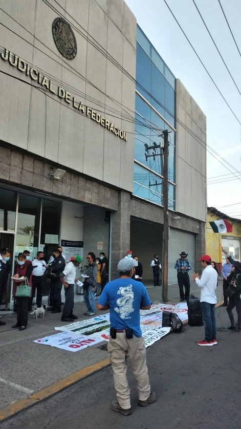 Los abogados protestaron frente al edificio de juzgados ubicado en el fraccionamiento Industrial Alce Blanco. Foto La Jornada