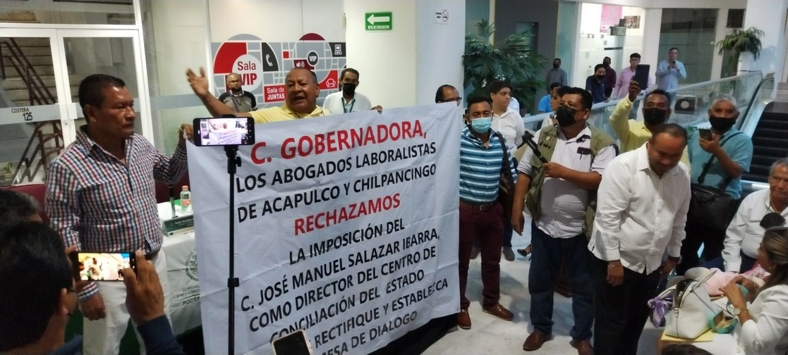 Abogados se manifestaron en contra de la designación de funcionarios y jueces en los tribunales de Guerrero. Foto Héctor Briseño