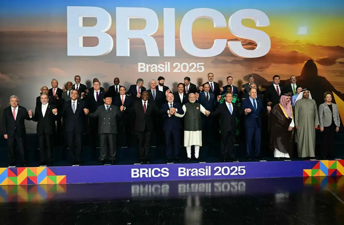  Los Jefes de Estado y de gobierno de los países miembros, socios y participantes en el exterior posan para una foto familiar durante la cumbre de los BRICS en Río de Janeiro, Brasil, el 7 de julio de 2025. Los líderes de los BRICS, reunidos el domingo, criticaron los aranceles de importación “indiscriminados” del presidente estadunidense Donald Trump y los recientes ataques israelíes y estadunidenses contra Irán. 
