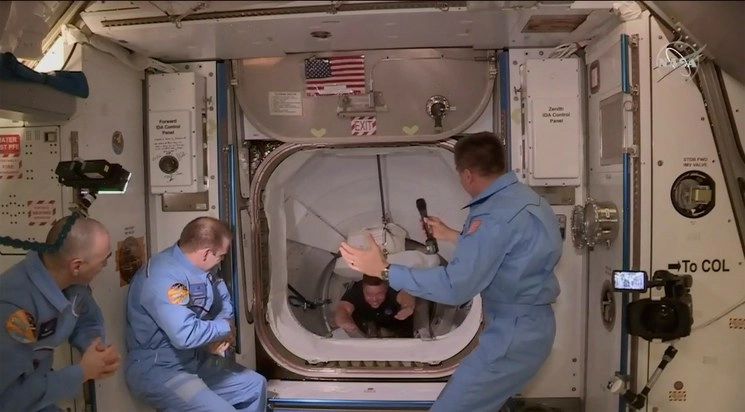 Imagen difundida por la NASA del momento en el que los astronautas que viajaron a bordo de la nave 'Crew Dragon' entran a la Estación Espacial Internacional, el domingo 31 de mayo de 2020. Foto NASA vía Ap