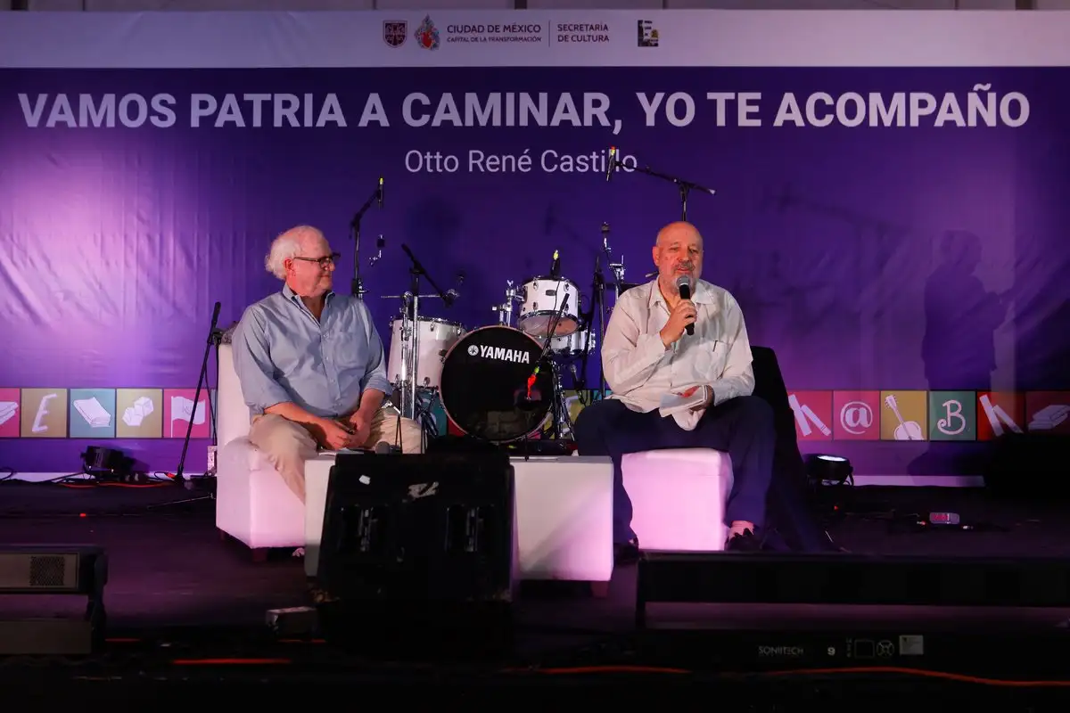 Los periodistas Luis Hernández Navarro (der.) y David Brooks (izq.) finalizaron su participación en la 25 Feria Internacional del Libro Zócalo Ciudad de México, la cual concluye este domingo. Foto