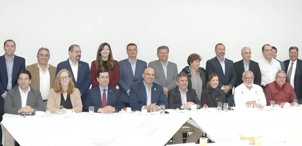 Anuncian que ponen disposición a los empresarios del sector transportistas, el Crédito IMPULSO que en alianza con Nacional Financiera y municipios como Nuevo Laredo, está colocando más de 1,000 millones de pesos en financiamiento a MiPyMEs. Foto 'La Jornada'