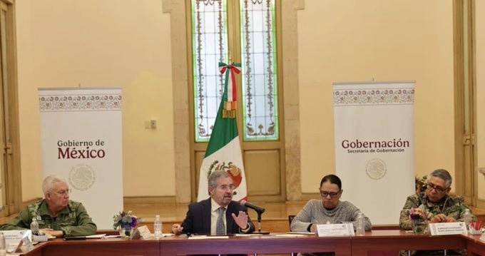 La reunión estuvo encabezada por la titular de Segob, Rosa Icela Rodríguez (c,der) y el canciller Juan Ramón de la Fuente (c,izq). Foto SRE