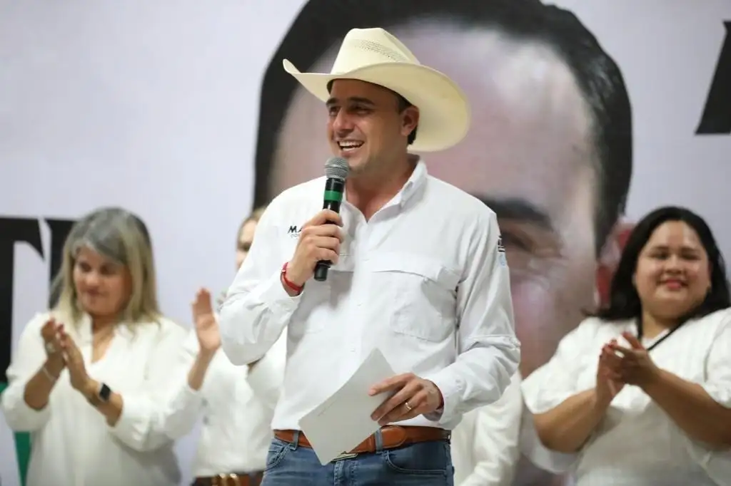 El candidato de la Alianza Ciudadana por la Seguridad, Manolo Jiménez Salinas, en Muzquiz, Coahuila. Foto Leopoldo Ramos 