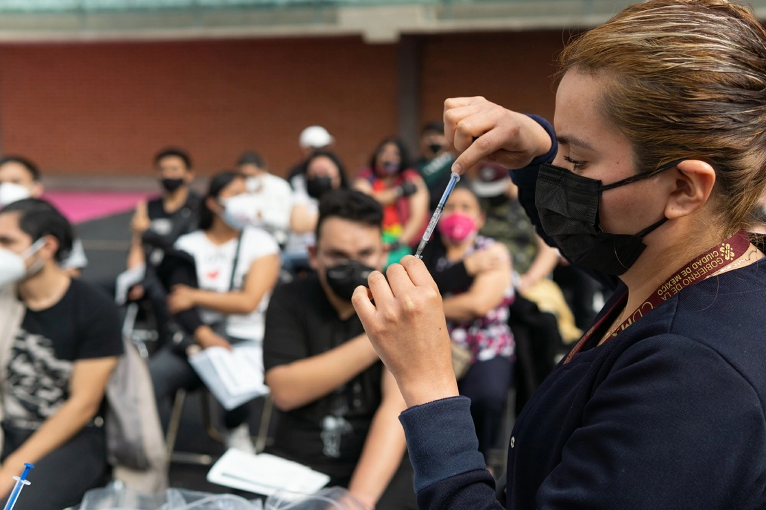 Una enfermera prepara una jeringa con una biológico contra el covid-19 durante una jornada de vacunación en la Ciudad de México. Foto Pablo Ramos / Archivo
