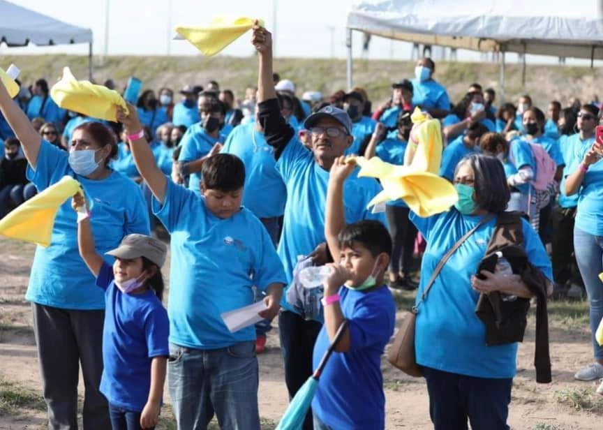 Los migrantes de lado de Estados Unidos vistieron de azul para identificar a sus familiares que visiteron de amarillo. Foto Rubén Villalpando