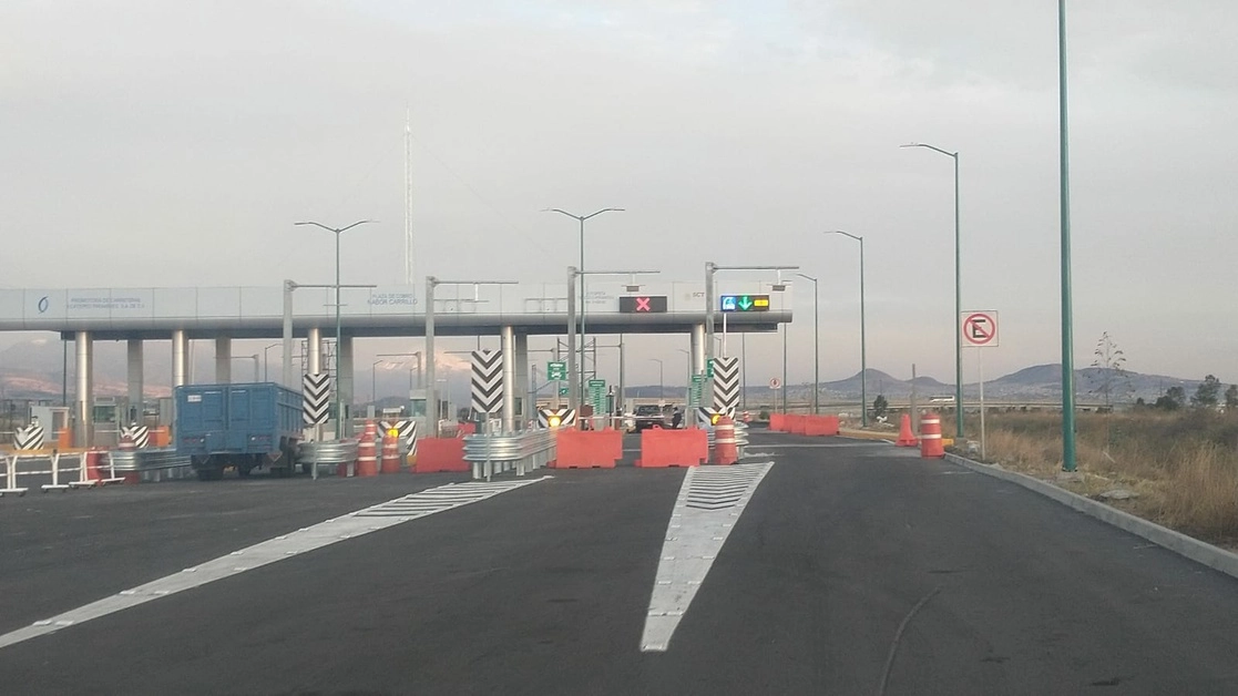 La autopista tiene una solo caseta de cobro casi en su entronque con la autopista Peñón-Texcoco, cuyo costo es de 93 pesos por automóvil. Foto Javier Salinas Cesáreo
