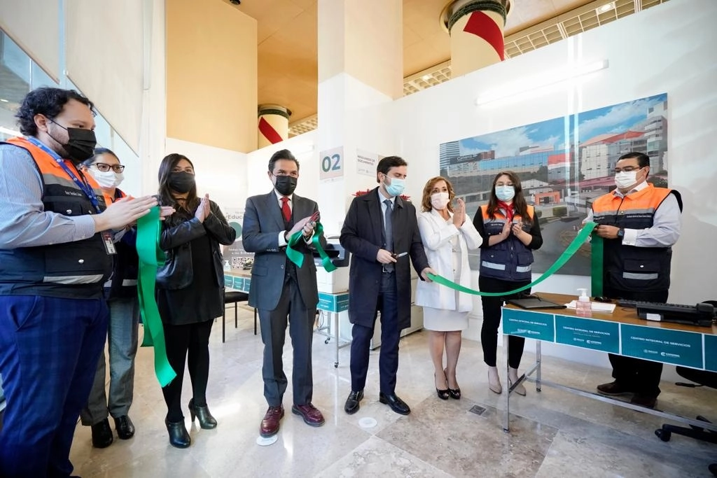 Zoé Robledo y Alejandro Svarch, titulares del IMSS y de Cofepris, durante la inauguración de las oficinas de atención, el 22 de diciembre de 2021. Foto tomada del Twitter de @Tu_IMSS
