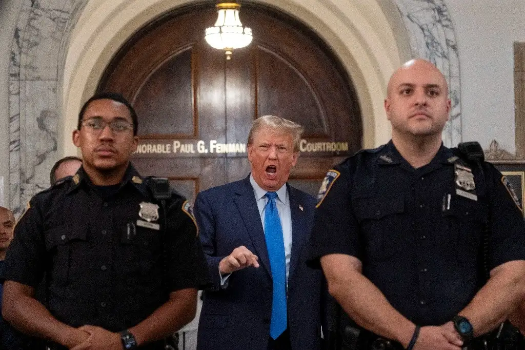 El ex mandatario responde a preguntas de reporteros durante un receso en el Tribunal Supremo de Nueva York, donde se le enjuicia por fraude y conspiración empresarial al inflar el valor de sus bienes. De ser declarado culpable, el magnate podría perder el control de varias de sus principales propiedades. El ex jefe de la Casa Blanca reiteró que existe una “cacería de brujas” para descarrilar su nueva campaña hacia la presidencia. También enfrenta otros cuatro procesos criminales. Foto Ap 